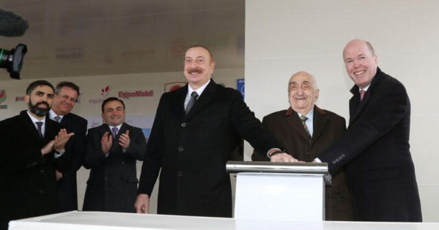 Prezident “Dostluq” ordenini Qəri Counza təqdim edib