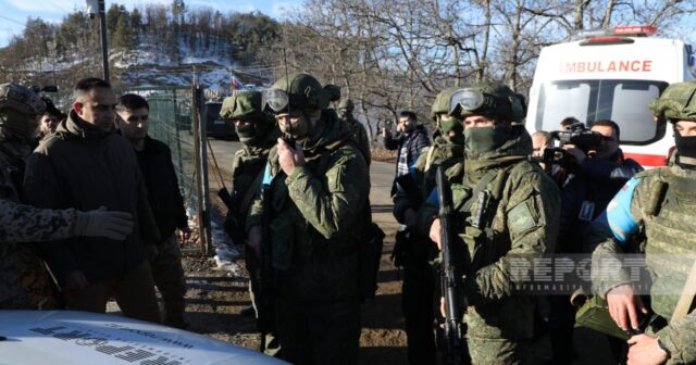 Rusiya sülhməramlılarının hərbçisi “Report”un avtomobilinə avtomat silahla zərər yetirib-FOTO