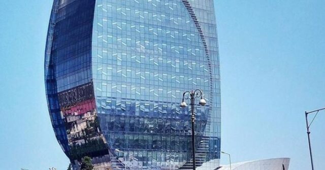 “Azərsu” ASC-nin yeni binasını tikən şirkət müqavilənin pozulduğunu iddia edir