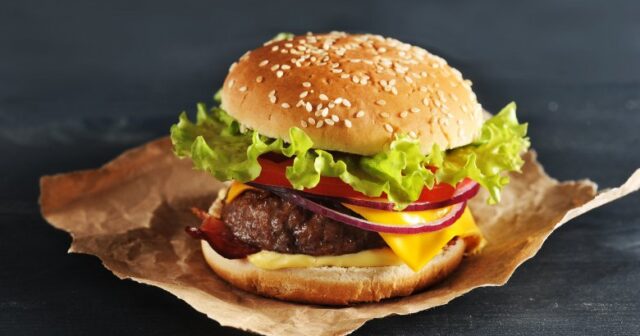 Məşhur şirkətin hamburgerinin 3 ay sonrakı halı hər kəsi şoka saldı – FOTO