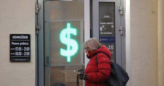 Dolların məzənnəsi may ayından bəri ilk dəfə 70 rublu ötdü