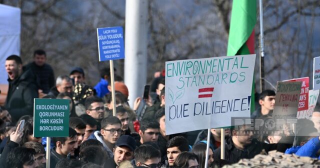 Şuşa-Xankəndi yolunda keçirilən aksiyanın iştirakçıları “Mina terroruna son!” şüarı səsləndirirlər
