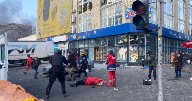 Rusiya Xerson şəhərinin mərkəzinə zərbələr endirib, ölənlər var – FOTO