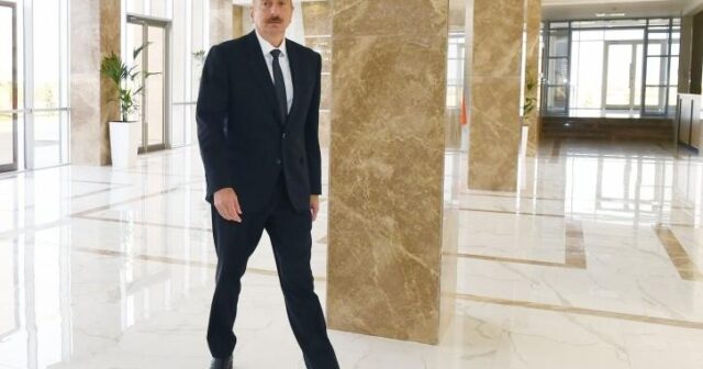 Prezident Qərbi Azərbaycan İcmasının inzibati binasına gəlib