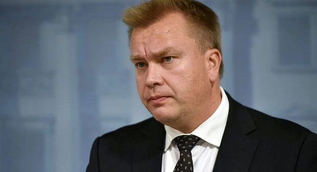 Finlandiyanın müdafiə naziri uşağına görə vəzifəsindən ayrıldı