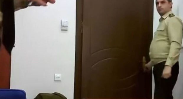 İntim videoları yayılan FHN zabitinin məhkəməsi: Zərərçəkmiş qadın ifadə verib, tutulan özünü təqsirli bilmir