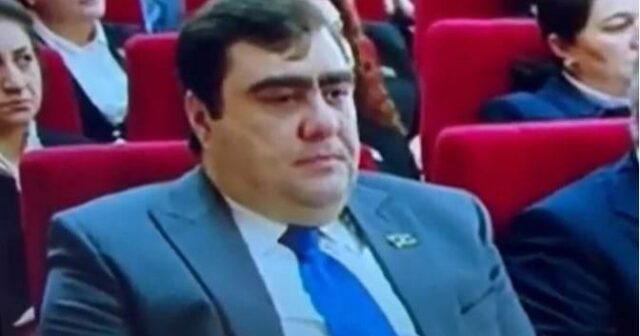 GÖZÜYAŞLI SEYMUR – Atasının istefa qərarına gözləri dolaraq səs verir (VİDEO)