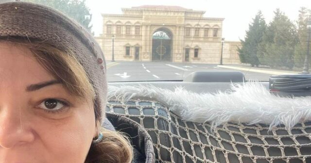 JURNALİSTLƏR VASİF TALIBOVUN SARAYINA GETDİ, QOÇULARI QARŞILADI – FOTO