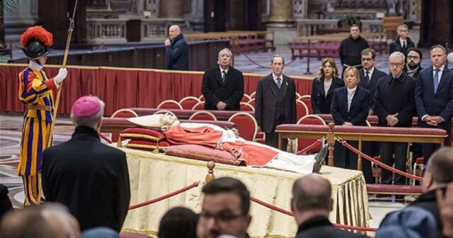 Vatikanda Papa XVI Benediktin dəfn mərasimi keçirilir