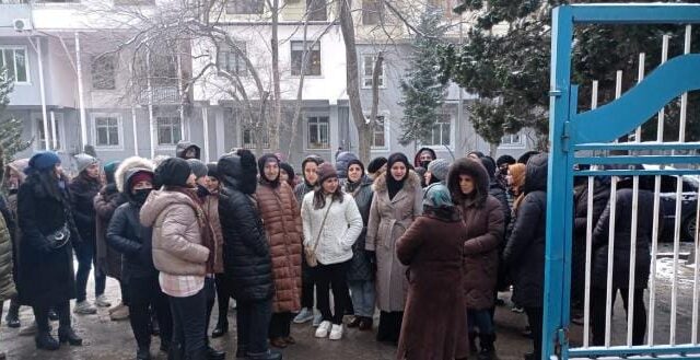 Sumqayıtda məktəbsiz qalan şagirdlərin valideynlərindən etiraz
