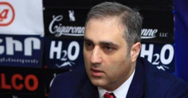 ERMƏNİ POLİTOLOQ: “NƏ QƏDƏR AXMAQ, BEYİNSİZ OLDUĞUMUZA GÖRƏ DƏLİ OLURAM”