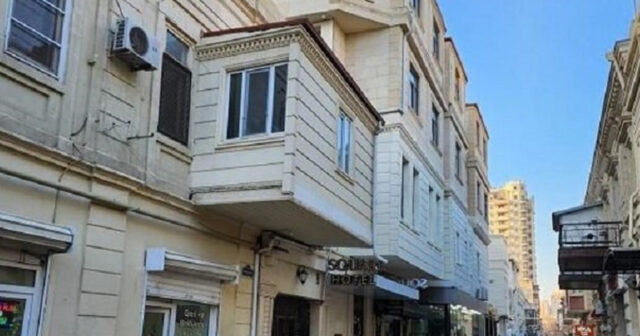 Bakıda tarixi binanın üstündə 2 mərtəbə tikiblər (FOTO)