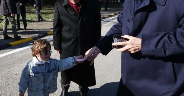 Əlini öpən uşağa Ərdoğandan jest – FOTO