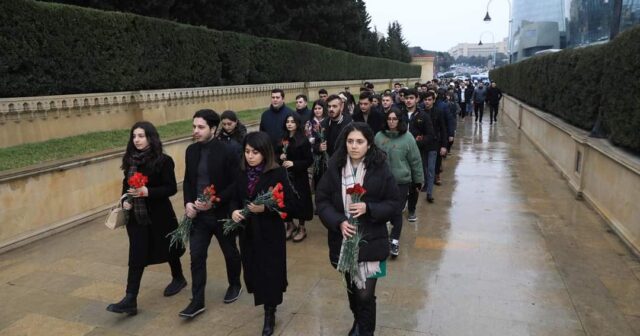 Davamçılar 20 Yanvar şəhidlərini yad ediblər