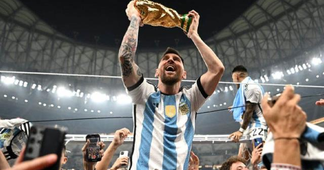 Messi şokda: Başı üzərinə qaldırdığı kubok saxta çıxdı