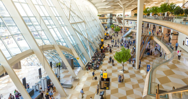 Bakı aeroportunda QULDURLUQ: Kişini döyüb pulunu əlindən aldılar
