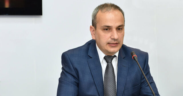 TANINMIŞ İQTİSADÇI DÜNYASINI DƏYİŞƏN ATASI ÜÇÜN ÖLÜM KAĞIZI ALA BİLMİR…