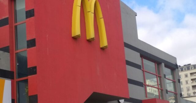 MCDONALD’S VƏTƏNDAŞLARIN YOLUNU KƏSDİ-FOTO