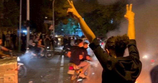İranda gecə saatlarında şəhər və rayonlarda etiraz aksiyaları keçirilib