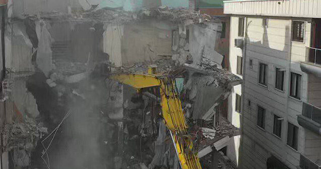 İstanbulda uçma riski olan binalar sökülür – Video
