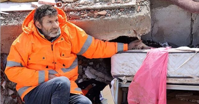 Dünyanı ağladan görüntülər: Qızının əlini buraxmadı… – FOTOLAR