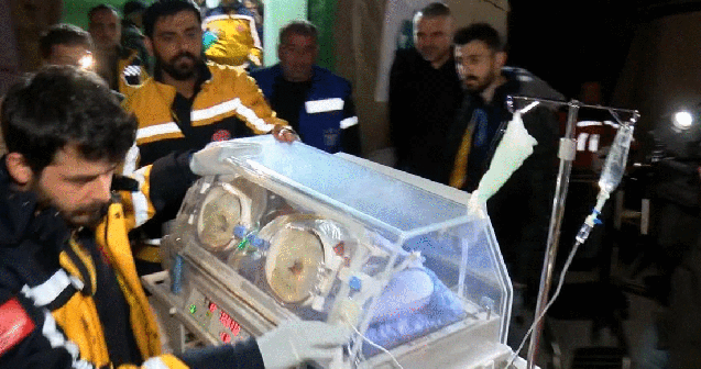 Zəlzələdən yarım saat sonra doğuldu