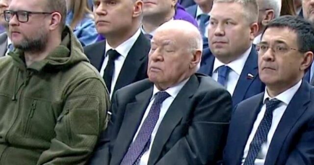 Rəsmilər Putinin çıxışı zamanı əsnəyib, yuxuladılar – Fotolar