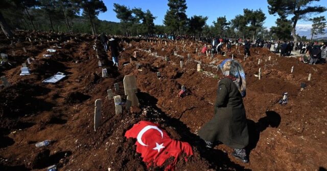 SÖZÜN BİTDİYİ AN… ZƏLZƏLƏDƏN SONRA MƏZARLIQDAN DƏHŞƏTLİ GÖRÜNTÜLƏR