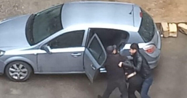 Bakıda boşanmaq istəyən qadın zorla maşına mindirildi – Video