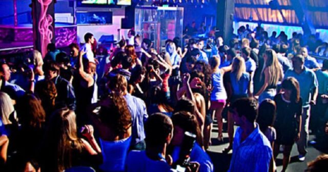 Bakıda gecə klubunda dava: Kişi onunla rəqs etməyən qadınları döydü – TƏFƏRRÜAT