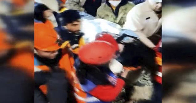 Dağıntılar altından 142 saat sonra çıxarılan müəllimin ilk istəyi çay oldu – Video