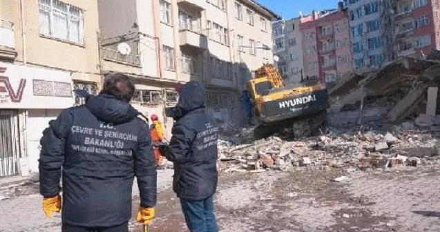 “Türkiyədə 153 min 506 mənzil təcili sökülməlidir”