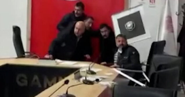 Nazirin mətbuat konfransında zəlzələ həyəcanı – Video