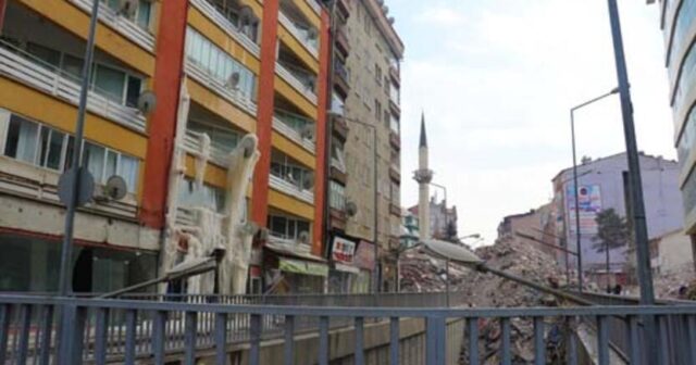 MALATYADA ŞOK HADİSƏ – ZƏLZƏLƏDƏN SONRA DAĞILAN BİNA BUZ BAĞLADI – FOTO