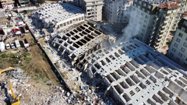 Zəlzələdə uçan “Cənnətdə bir ev” binasını tikən şirkət rəhbərləri qaçarkən aeroportda tutuldular – FOTO