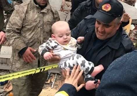 Fəlakətin içində kiçik sevinc – Körpə zəlzələdən 9 saat sonra dağıntılar altından xilas edilib