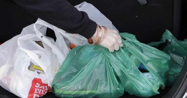 “3-5 QƏPİKLƏ EKOLOOGİYA QORUNMUR”… POLİETİLEN TORBALARIN PULLA SATIŞINA ETİRAZ…