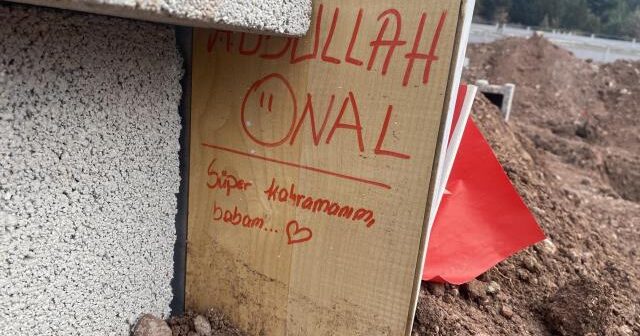 Zəlzələdə atasının itirən uşağın ona mesajı: “Superqəhrəmanım atam”