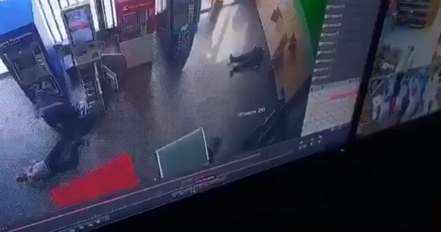 “BRAVO” SUPERMARKETƏ  SILAHLI BASQININ ANBAAN GÖRÜNTÜSÜ – VIDEO