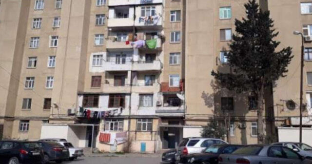 Bakıda DƏHŞƏT: 70 yaşlı müəllimə özünü 9-cu mərtəbədən atdı – VİDEO