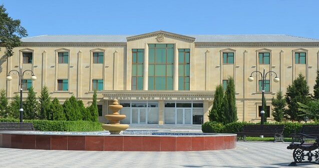 Vəzifəli şəxs İcra Hakimiyyətinin qarşısında bıçaqlandı