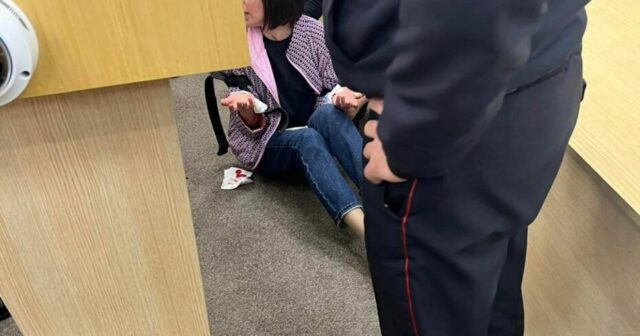 Sumqayıt Məhkəməsində intihara cəhd: vətəndaş biləklərini doğradı