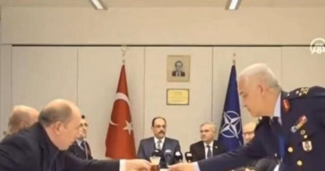 NATO SAMMİTİNDƏ TÜRK GENERALIN HƏRƏKƏTİ GÜNDƏM OLDU – VİDEO