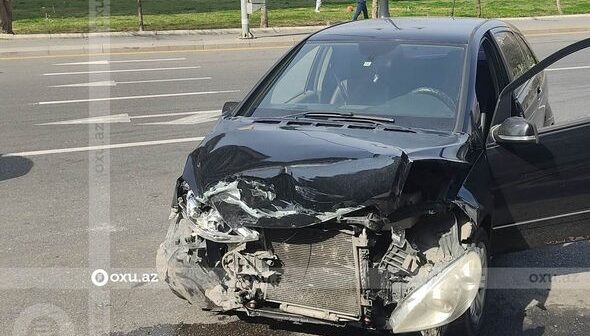Bakıda QƏZA: “Mercedes” ticarət mərkəzinə girdi – FOTOLAR