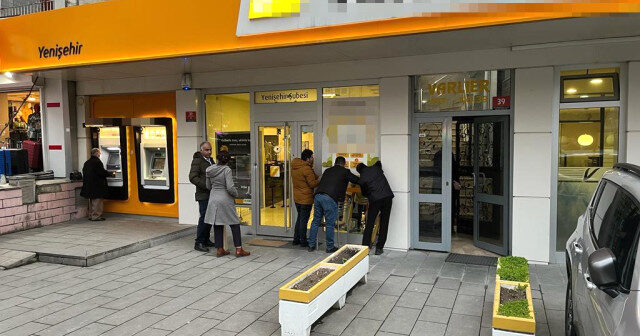 ANKARADA OV TÜFƏNGİ İLƏ BANKA HÜCUM EDİLDİ – MƏMUR BAŞINDAN YARALANDI