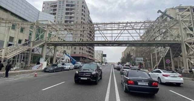 YENİ TİKİLƏN PİYADA KEÇİDİ SÖKÜLÜR… – FOTO