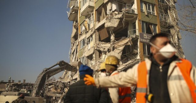 Türkiyədə zəlzələdə dağılan evlərə görə 325 nəfər həbs olunub