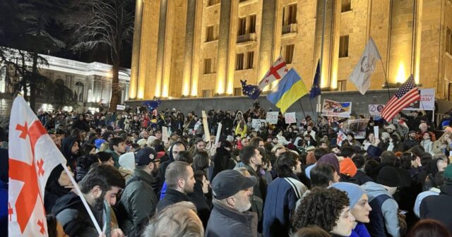 Gürcüstanda hakim partiya qalmaqallı qanunun əleyhinə səs verəcək