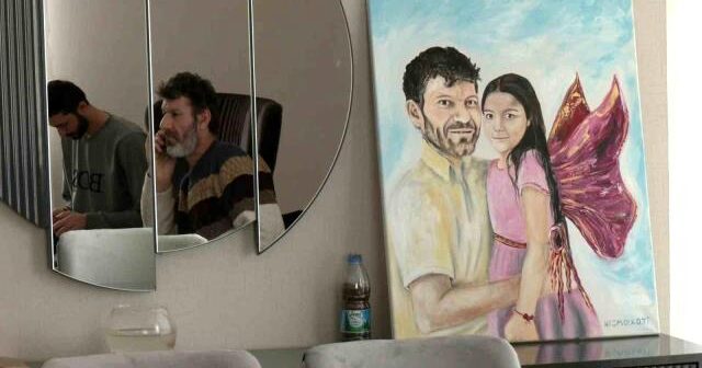 Məşhur müğənni fotosu ilə gündəm olan ataya ev hədiyyə etdi