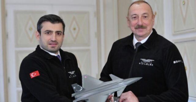 Selçuk Bayraktar İlham Əliyevə xatirə hədiyyəsi təqdim etdi